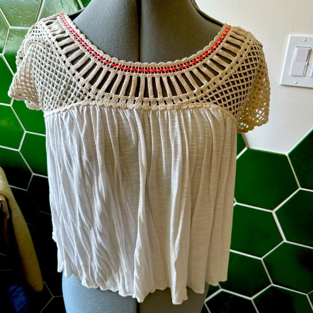 AE cropped top
